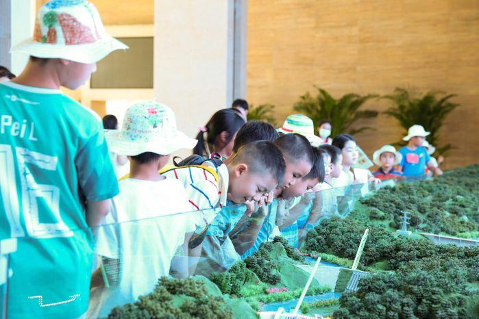 参观长江流域梯级电站整理概貌沙盘 参观长江流域梯级电站整理概貌沙盘