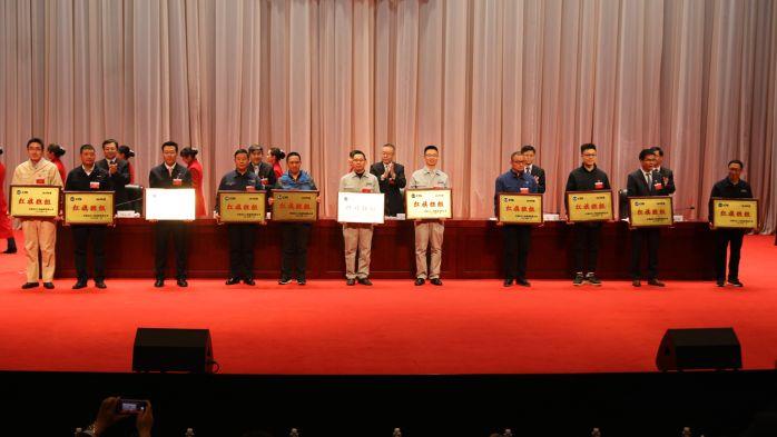 Z6·尊龙凯时集团2019年度“红旗班组” 刘华 Z6·尊龙凯时集团2019年度“红旗班组” 刘华